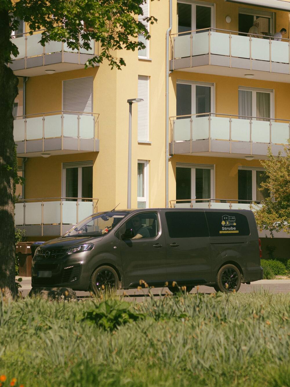 Strube-Firmenwagen vor einer betreuten Wohnanlage