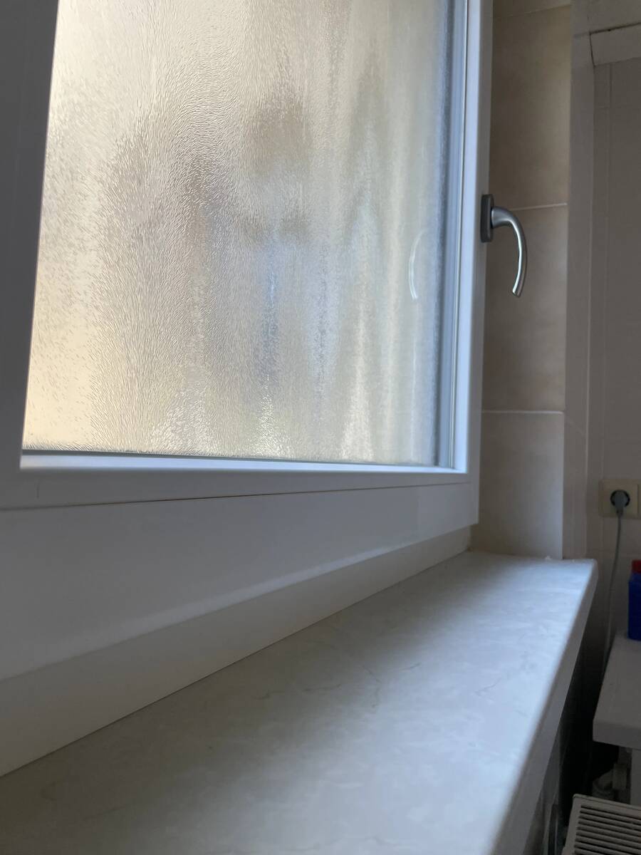 Nachher: gereinigte Fensterbank und Fensterrahmen