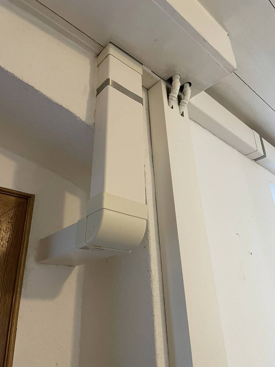 Nachher: gereinigte Rohrverkleidung und Heizungsrohre