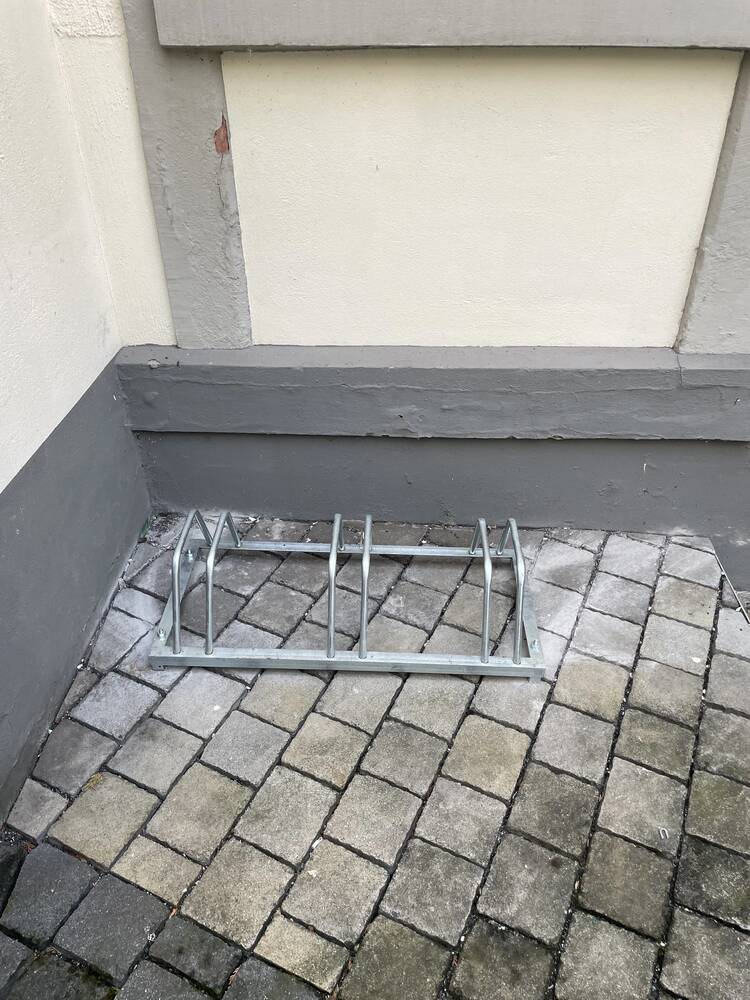 Montierter Fahrradständer auf Pflasterfläche