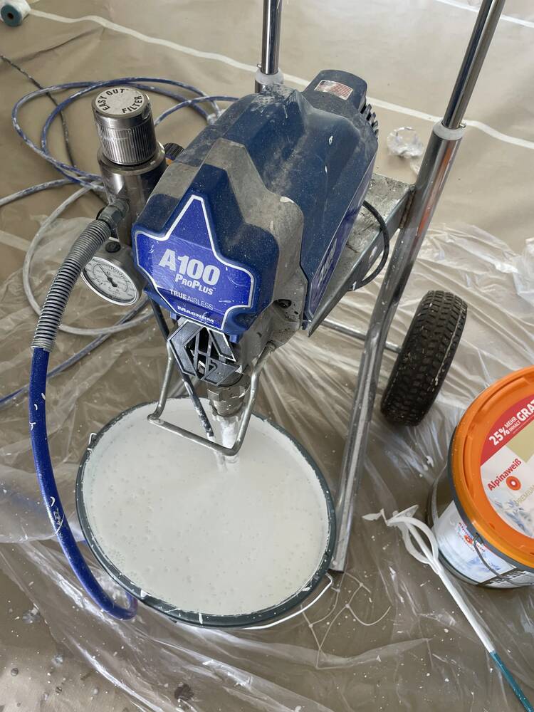 Airless-Farbspritzgerät bei Malerarbeiten