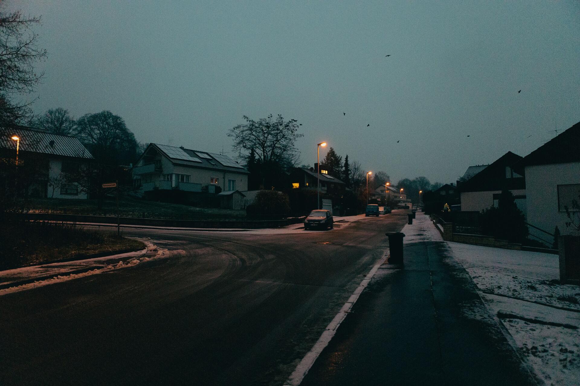 Verschneite Straße in der Dämmerung